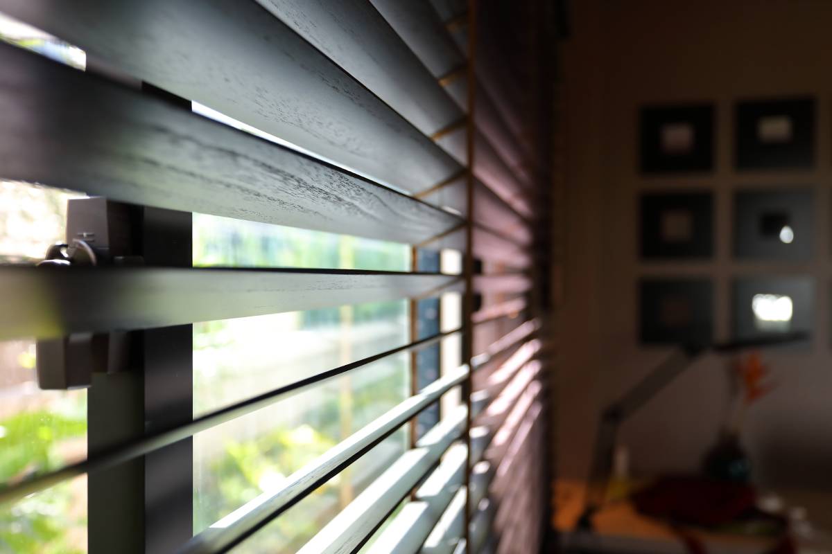 Window blinds in a living room near Helena, MT